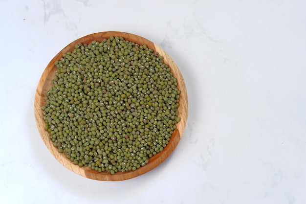 haricots mungo frais dans un bol en bois isolé sur fond blanc