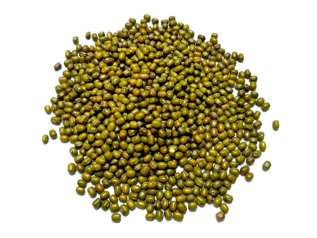 Haricots mungo verts également connu sous le nom de Mung Dal, Vigna Radiata, haricots verts ou Moong Dal isolé sur fond blanc