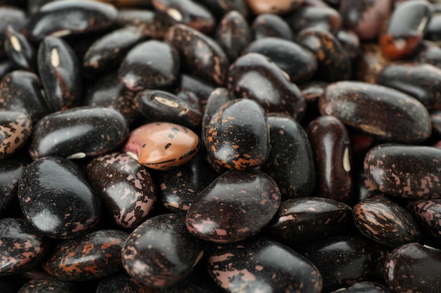 Haricots noirs, partout en arrière-plan, gros plan.