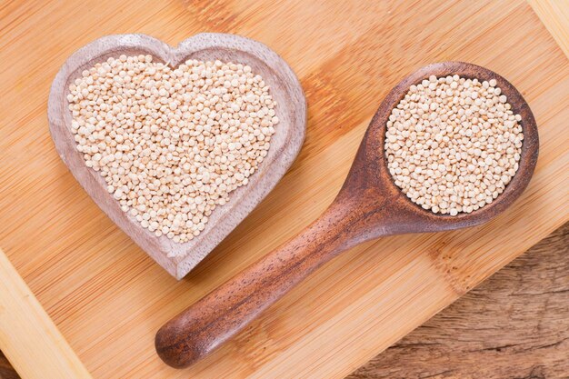 Haricots de quinoa dans un bol sur fond de bois