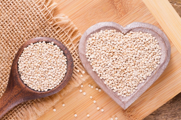 Haricots de quinoa dans un bol sur fond de bois