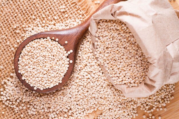 Haricots de quinoa dans un bol sur fond de bois