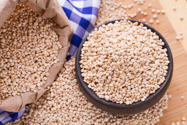 Haricots de quinoa dans un bol sur fond de bois