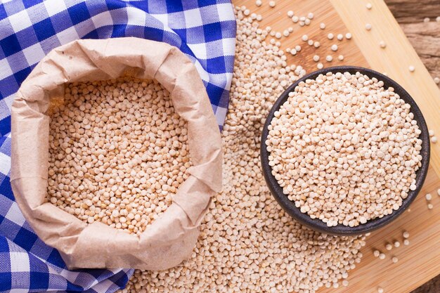 Haricots de quinoa dans un bol sur fond de bois