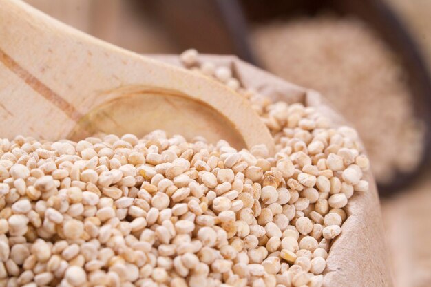 Haricots de quinoa dans un bol sur la table