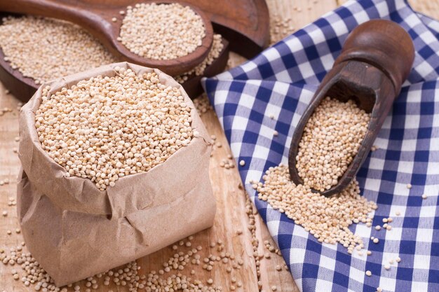 Haricots de quinoa dans un bol sur la table