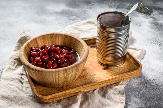 Haricots rouges en conserve dans une boîte en aluminium. Vue de dessus