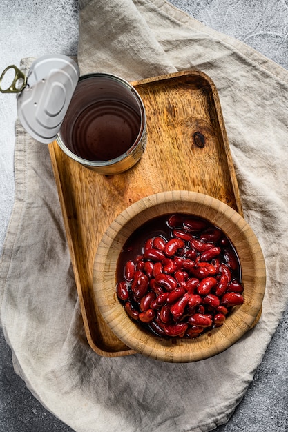 Haricots rouges en conserve dans un bol en bambou.