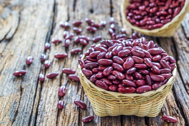 Haricots rouges dans un panier de bambou