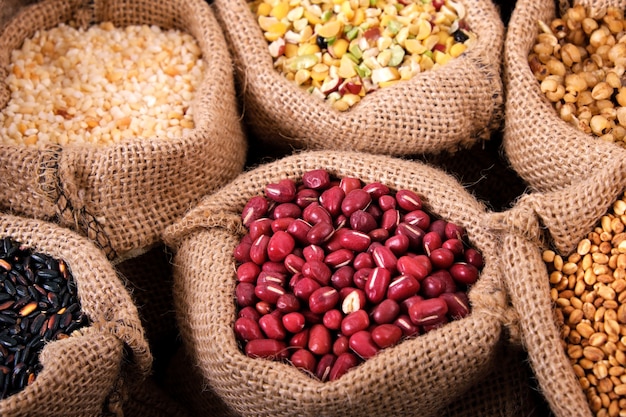 Haricots rouges et divers grains dans le sac