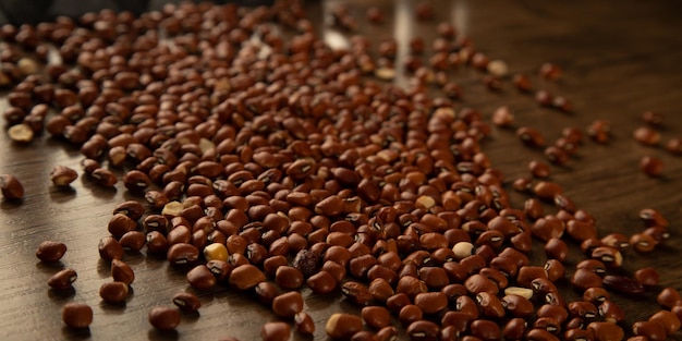 Haricots rouges sur table de marbre