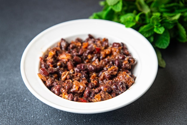 Haricots rouges avec viande et légumes cuisine géorgienne collation repas lobio sur la table