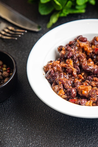 Haricots rouges avec viande et légumes cuisine géorgienne collation repas lobio sur la table