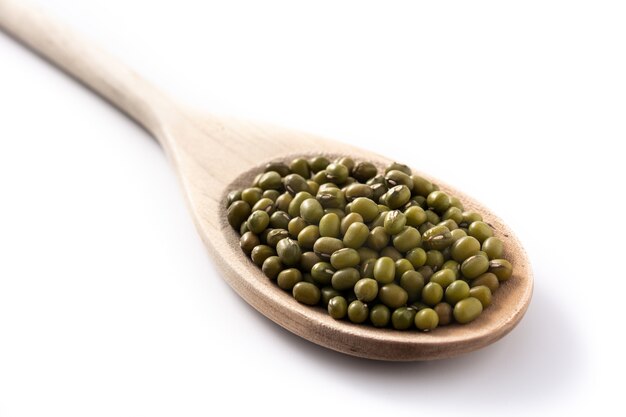 Haricots de soja vert sur cuillère en bois isolated on white