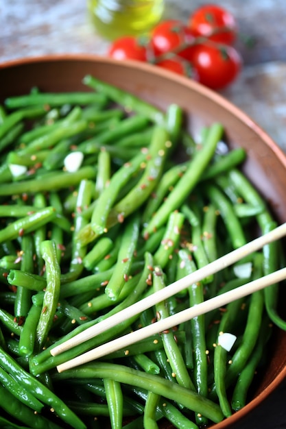 Haricots verts aux épices dans un bol