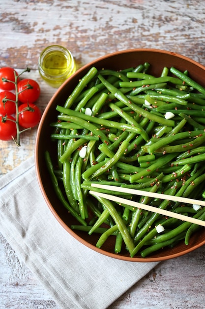 Haricots verts aux épices dans un bol