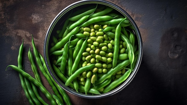 Photo des haricots verts en conserve dans une boîte de conserve nouvellement ouverte