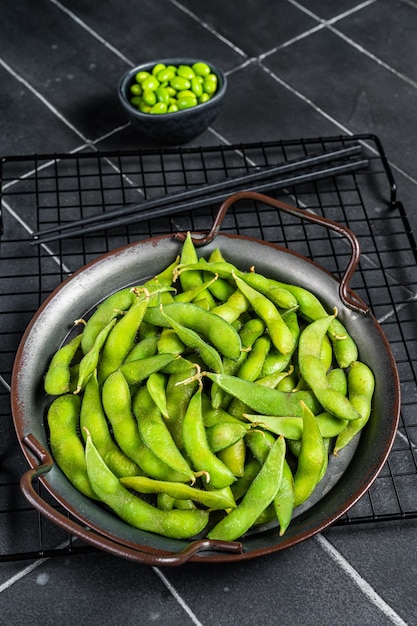 Haricots verts Edamame fèves de soja crues prêtes pour la cuisson Fond noir Vue de dessus