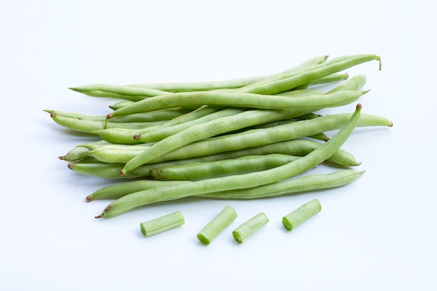 Haricots verts sur fond blanc. Espace de copie