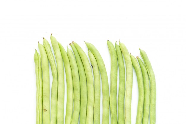 Haricots verts sur fond blanc