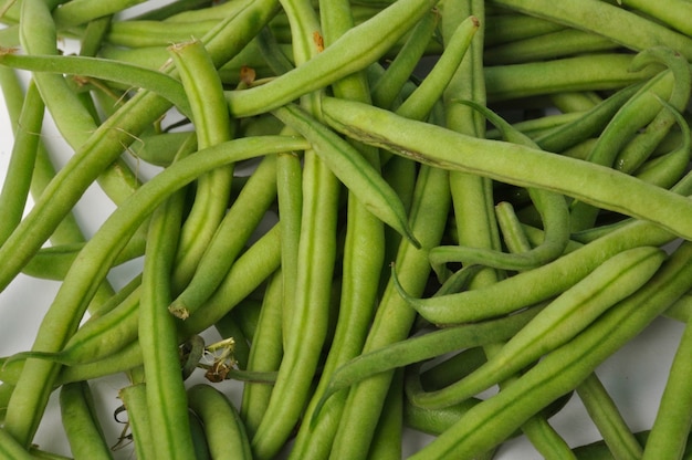 Haricots verts sur fond blanc