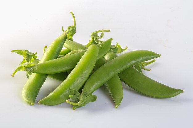 haricots verts sur fond blanc