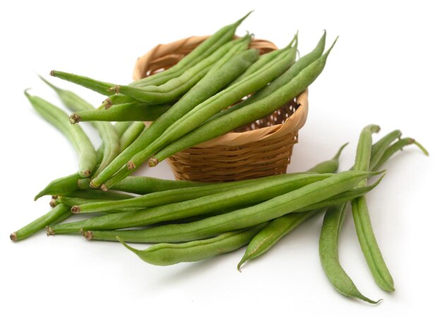 Haricots verts sur fond blanc