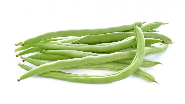 Haricots verts sur fond blanc