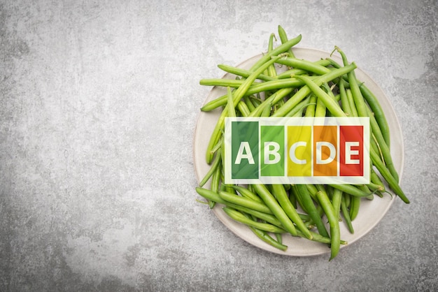 Haricots verts frais sur une assiette, légumes, étiquette d'aliments sains, valeurs nutritionnelles élevées