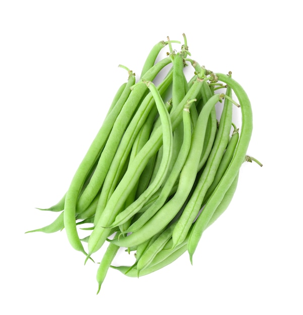 Haricots verts frais sur blanc