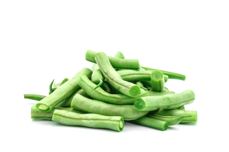 Photo haricots verts frais sur blanc.