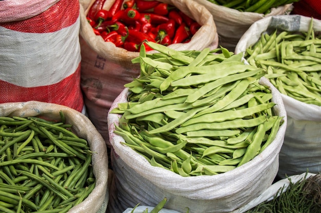 Haricots verts frais dans un sac sur écran