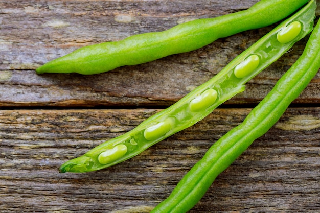 Photo haricots verts frais sur fond rustique en bois foncé