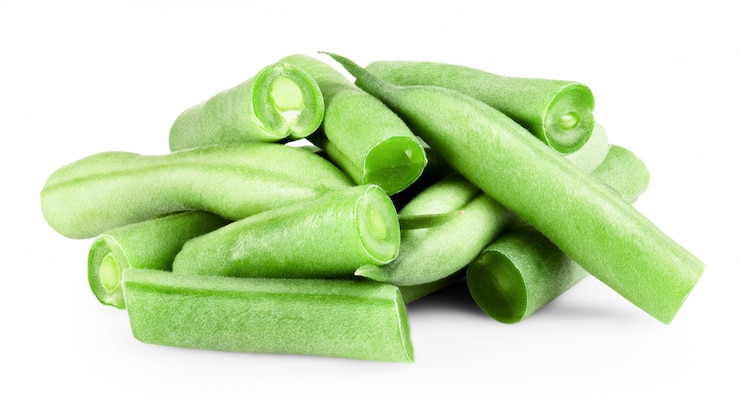 Photo haricots verts frais isolés sur blanc