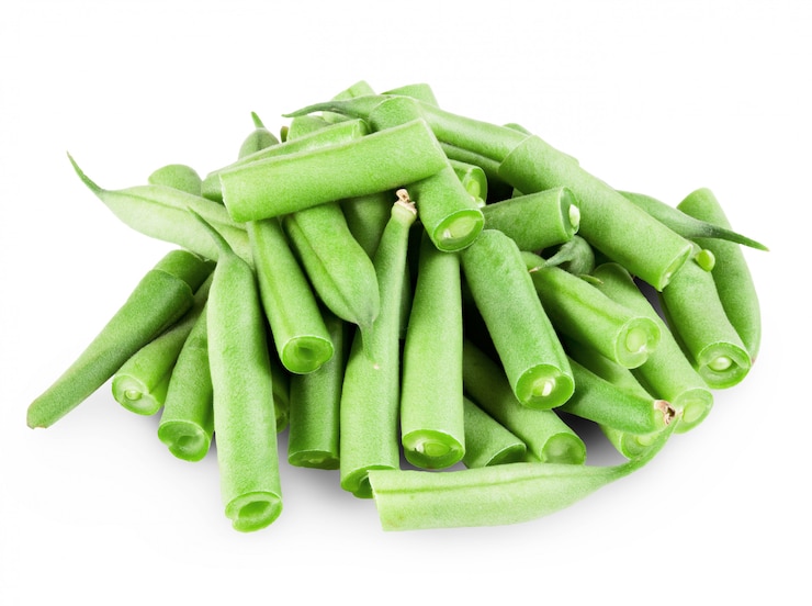 Photo haricots verts frais isolés sur blanc