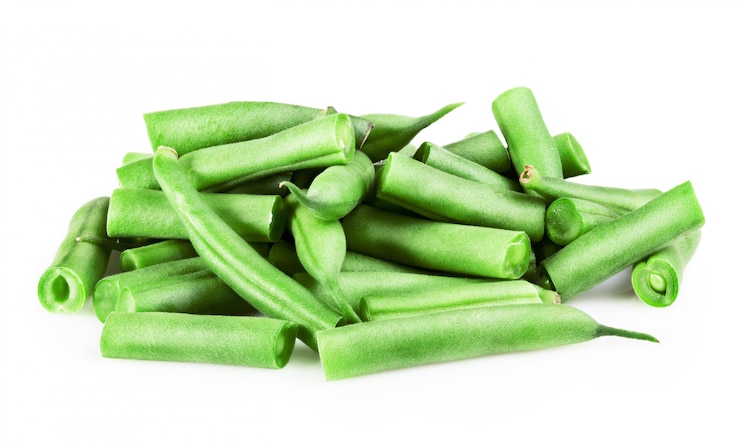 Photo haricots verts frais isolés sur blanc