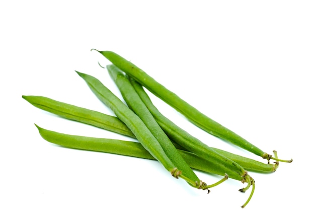 Haricots verts frais isolés sur fond blanc avec espace de copie