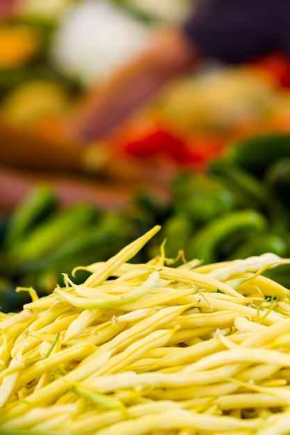 Haricots verts frais en tas au marché fermier local.