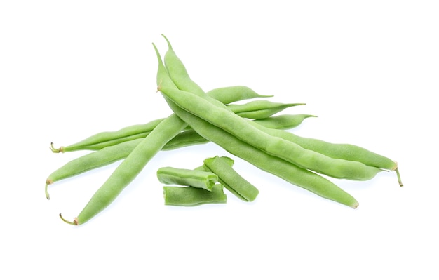 Haricots verts isolés sur blanc.