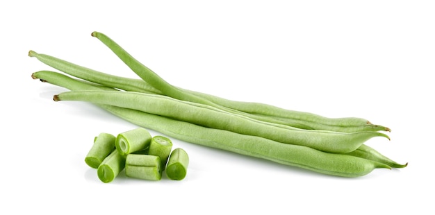 Haricots verts isolés sur blanc.