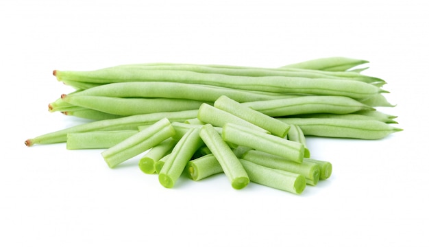 Haricots verts isolés sur fond blanc.