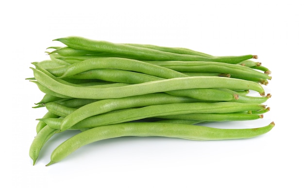 Photo haricots verts sur un mur blanc