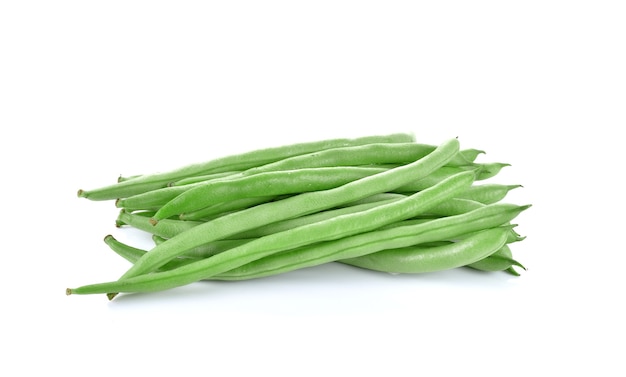 Haricots verts sur mur blanc