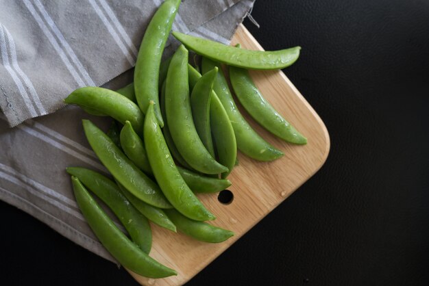 Haricots verts sur planche de bois