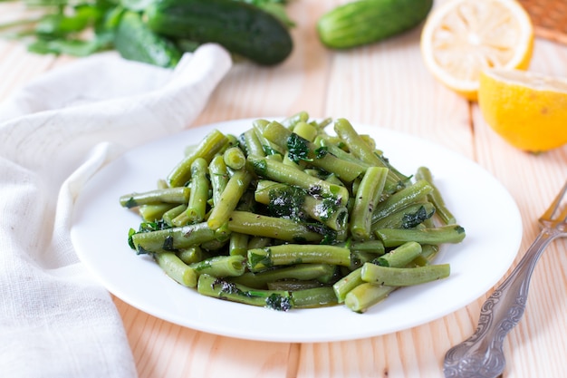 Haricots verts sur une plaque blanche