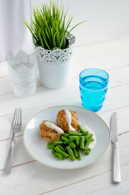 Haricots verts avec poitrine de poulet rôtie et sauce crémeuse magnifiquement.