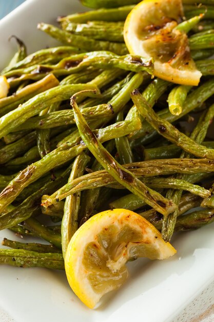 Des haricots verts sautés maison avec du citron et de l'ail