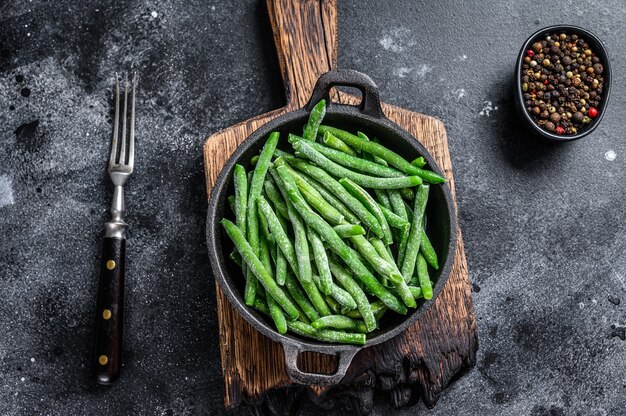 Haricots verts surgelés dans une casserole. vue de dessus.