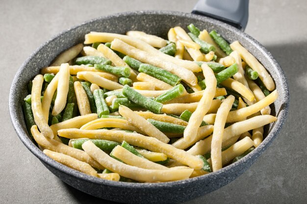 Haricots verts surgelés dans une casserole