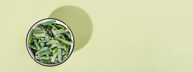 Haricots verts surgelés sur une table verte